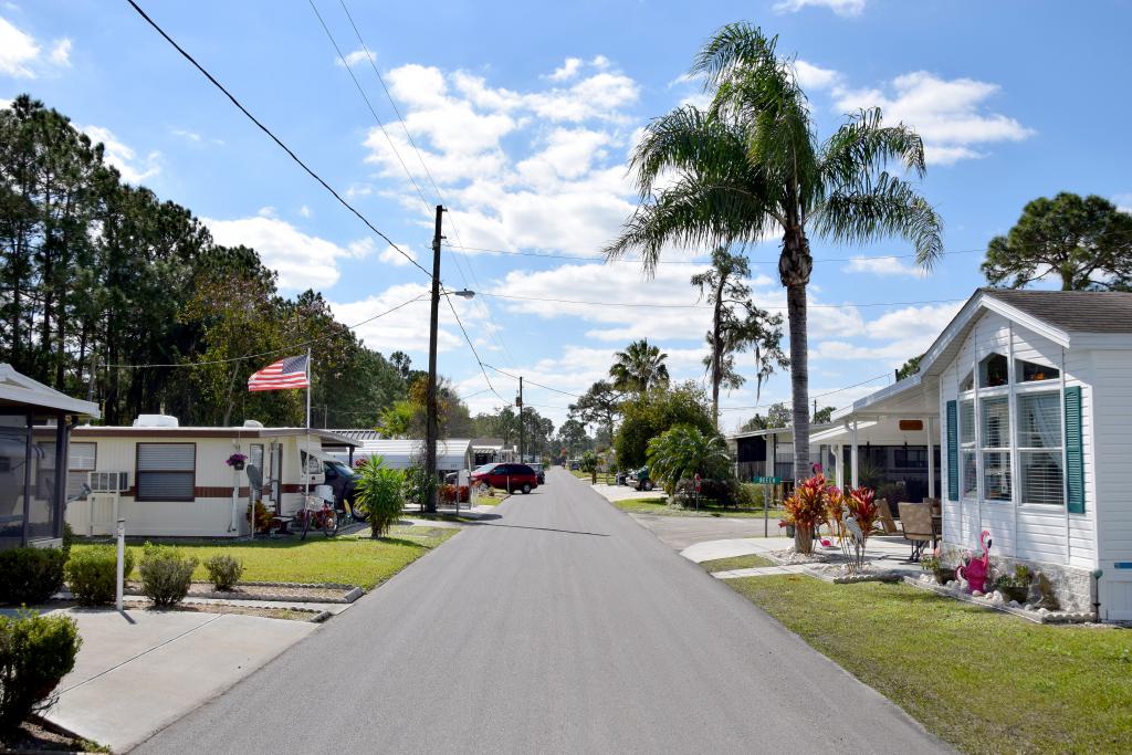 Mobile Home Park in Frostproof, FL Camp Inn