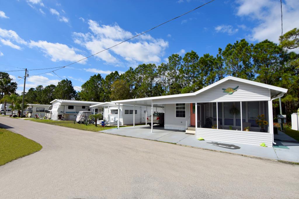 Mobile Home Park in Frostproof, FL Camp Inn