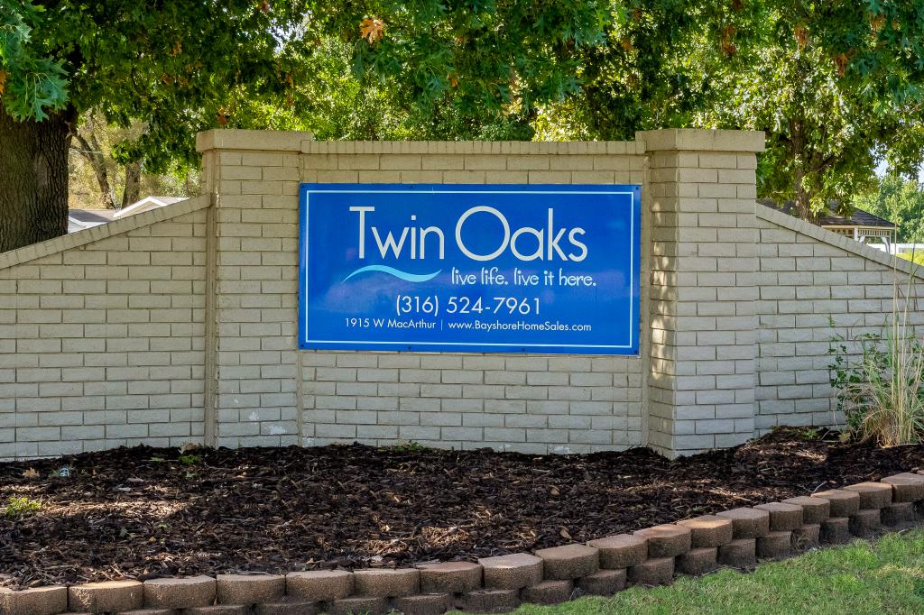 Twin Oaks (KS)