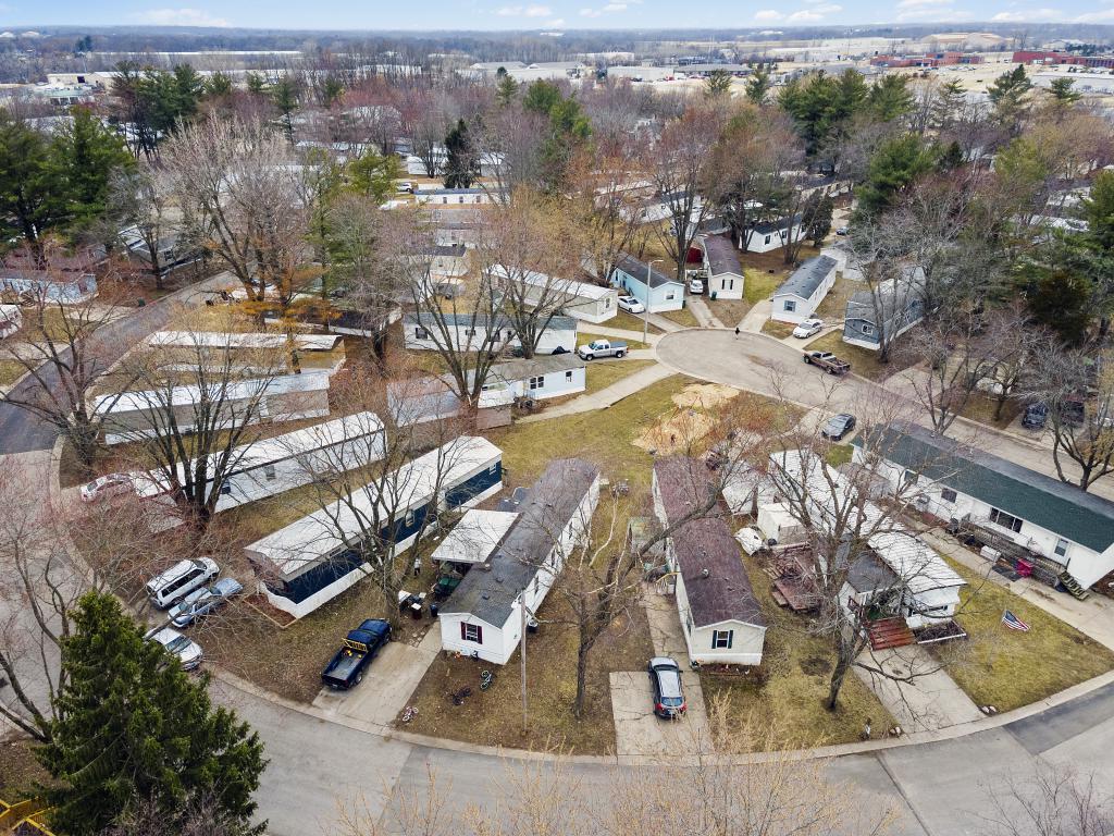 Mobile Home Park in Bellevue, IL Deluxe Lake Estates