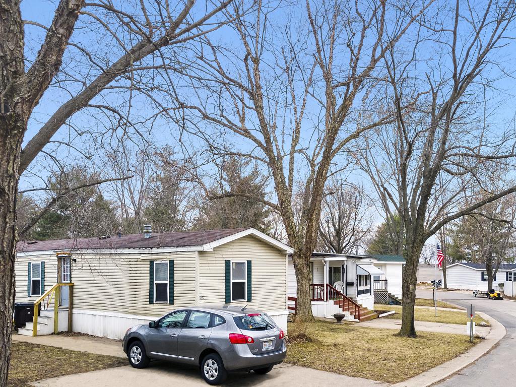 Mobile Home Park in Bellevue, IL Deluxe Lake Estates