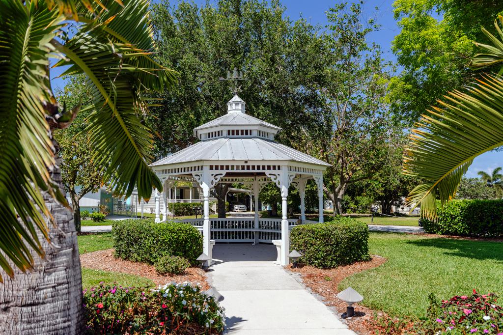 A photo of the Pinelake Village Home